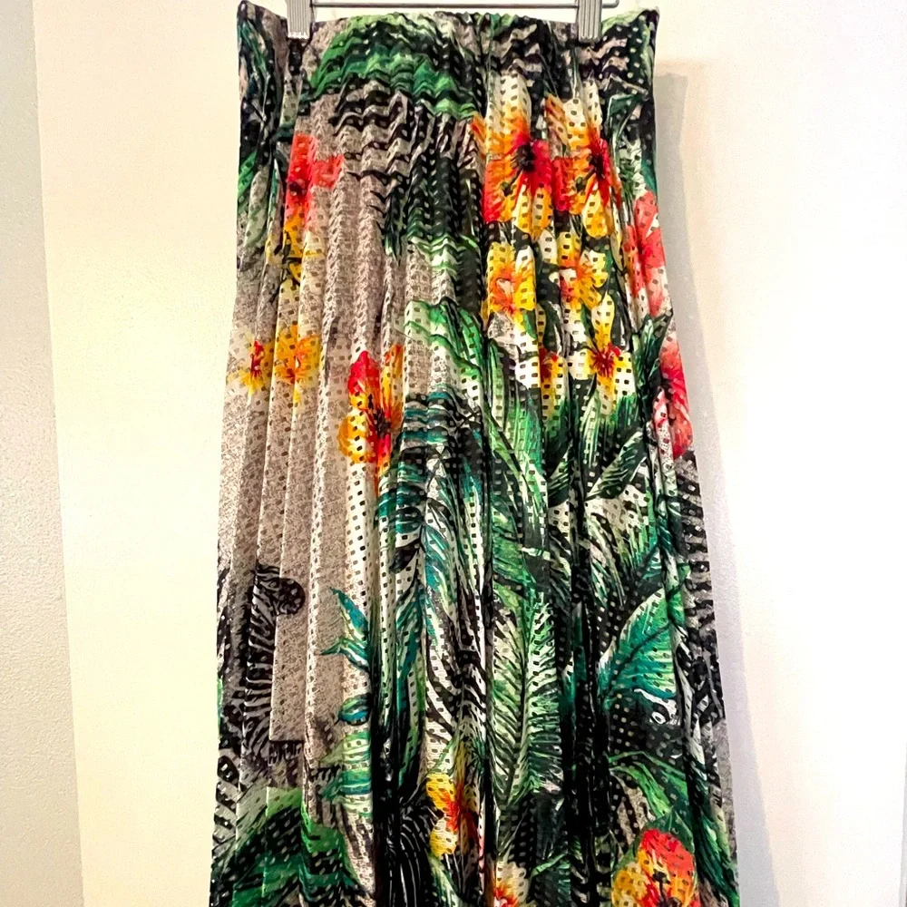 Tropical print pleated skirt, NWT - Picture 2 of 3